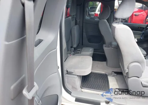 2010 Toyota Tacoma Prerunner z USA, uszkodzony, nr VIN 5TETX4GN9AZ742044